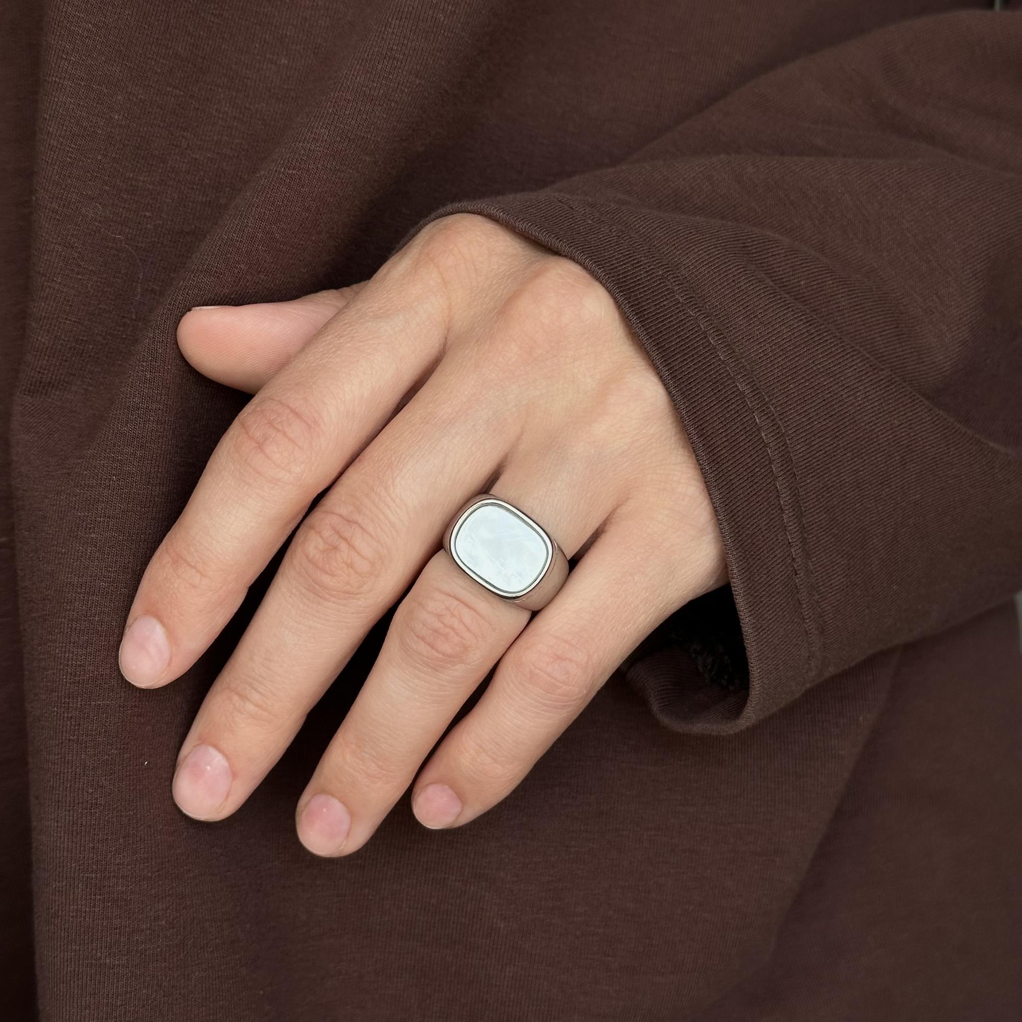 Кольцо печатка с перламутром