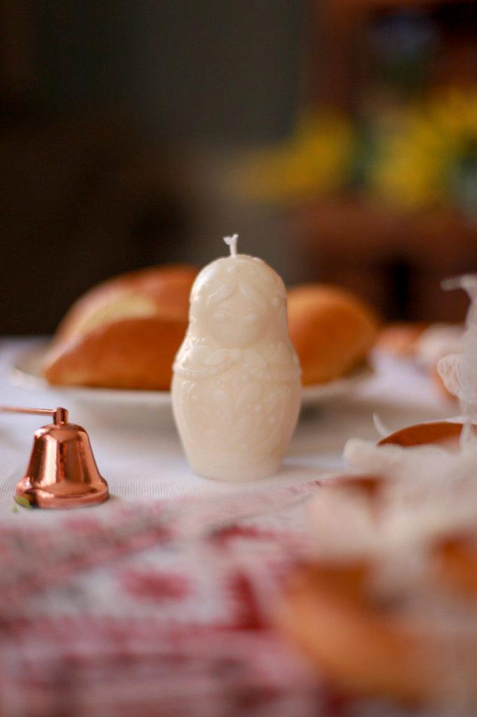 Свеча Матрешка белая