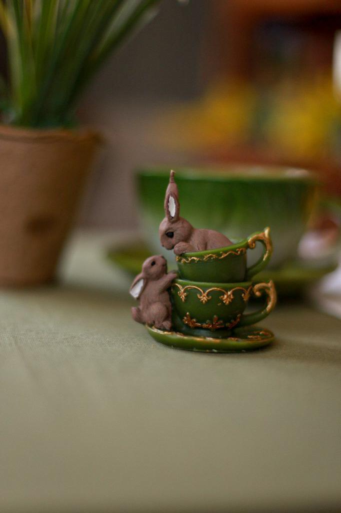 Свеча «Чаепитие с зайчиками»