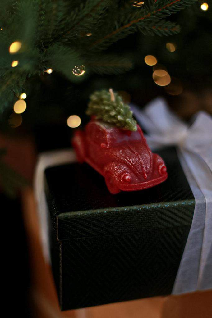 Машинка с ёлкой