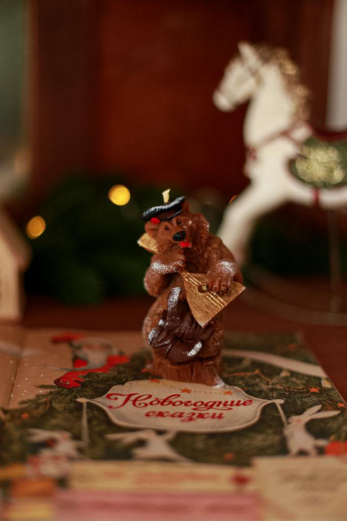 Медведь  с балалайкой