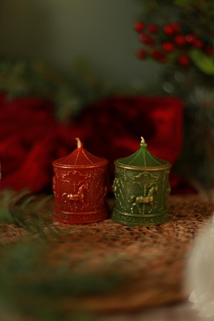 Маленькая карусель с лошадками