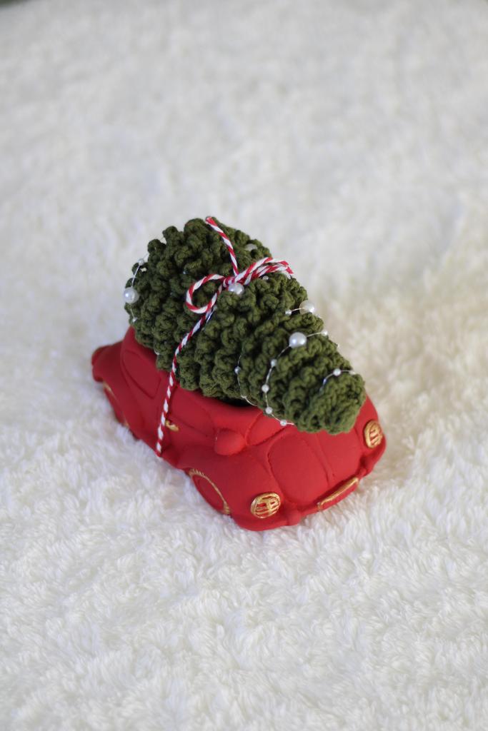 Машинка новогодняя