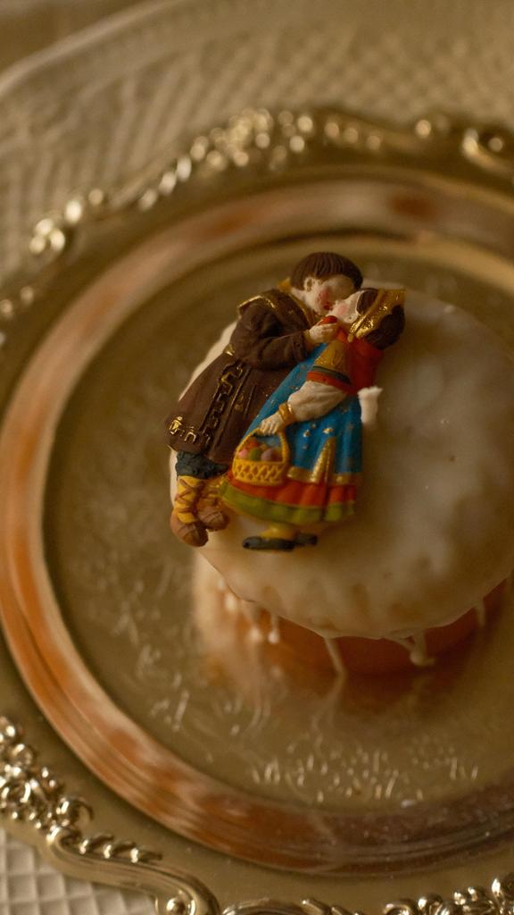 Свеча «Кулич» открытка мальчик с девочкой