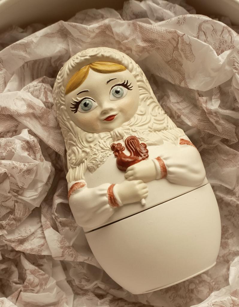 Матрёшка ЛАДУШКА — свеча в гипсовом подсвечнике