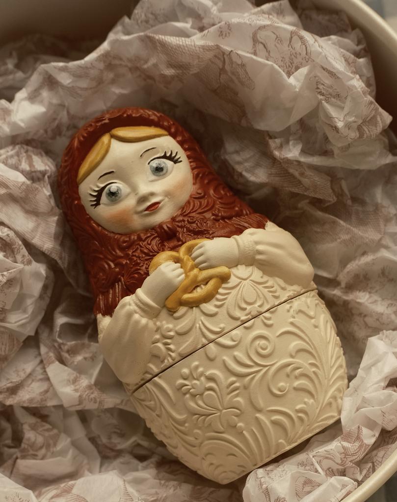 Матрёшка ЯСОЧКА — свеча в гипсовом подсвечнике