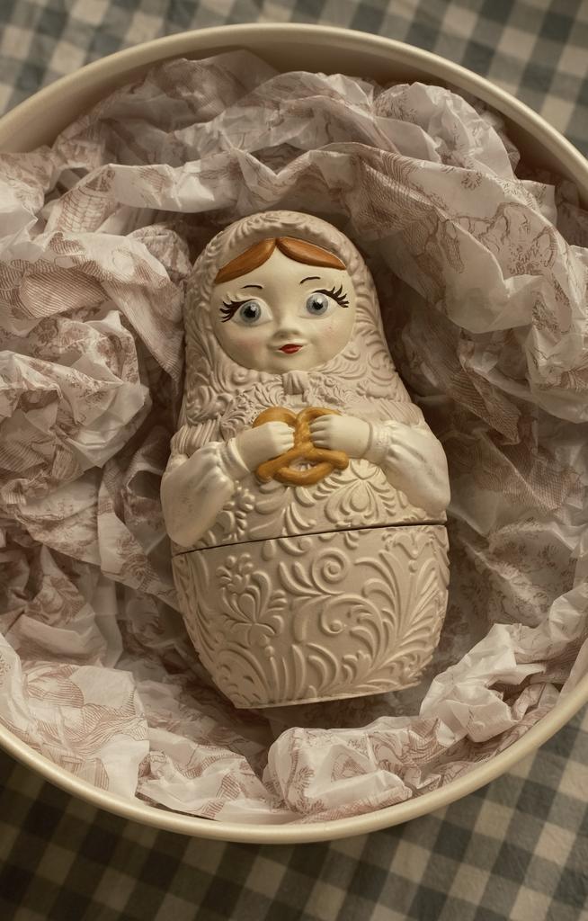 Матрёшка РОСИНКА — свеча в гипсовом подсвечнике