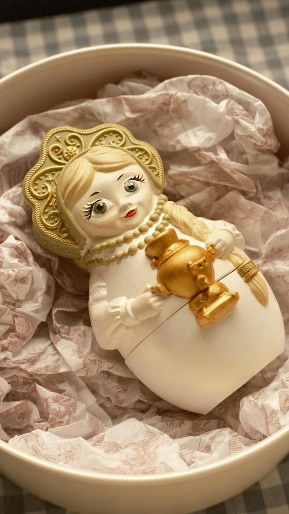 Матрёшка УЮТУШКА — свеча в гипсовом подсвечнике