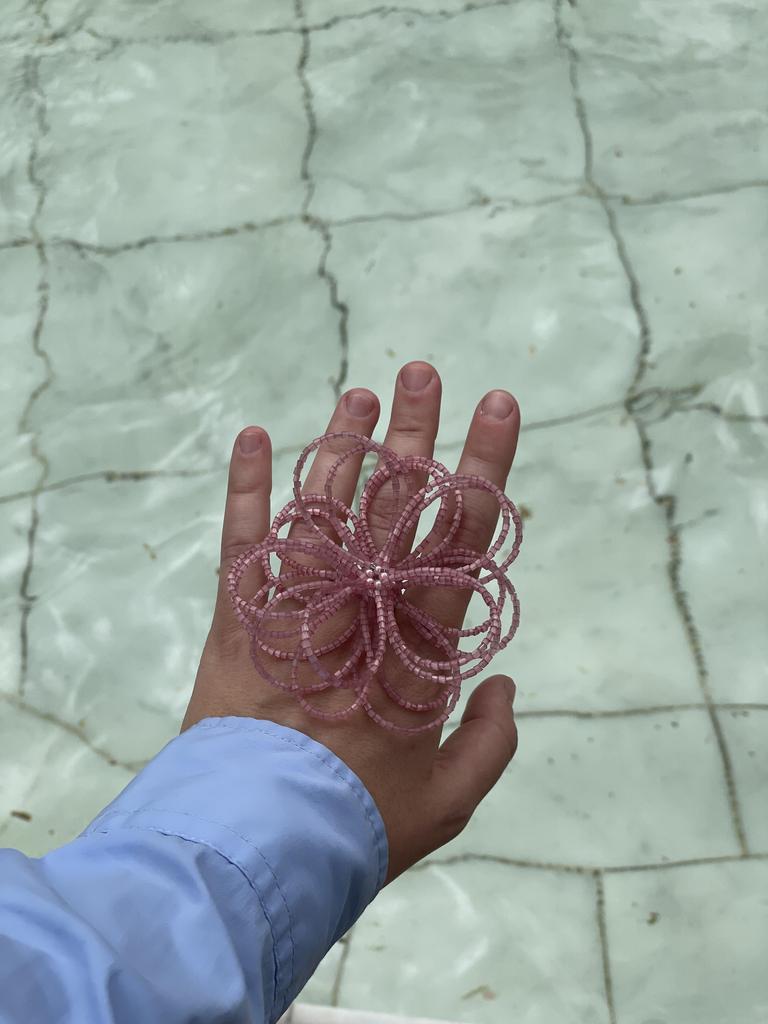 Гигантский розовый цветок