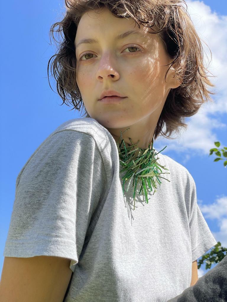 Трава на широкой бархатной ленте