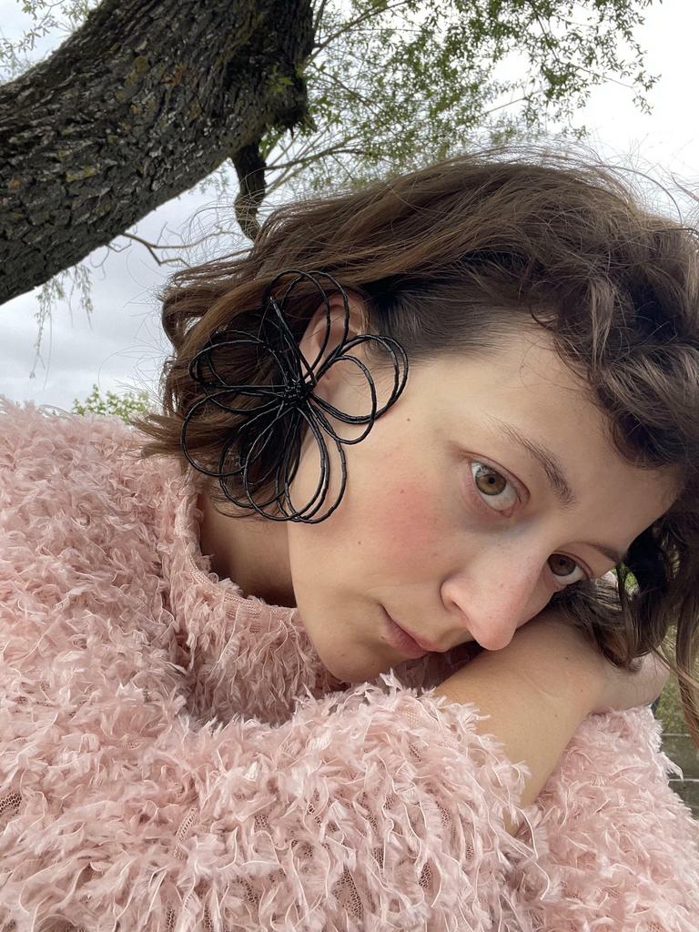 Гигантские цветы черные