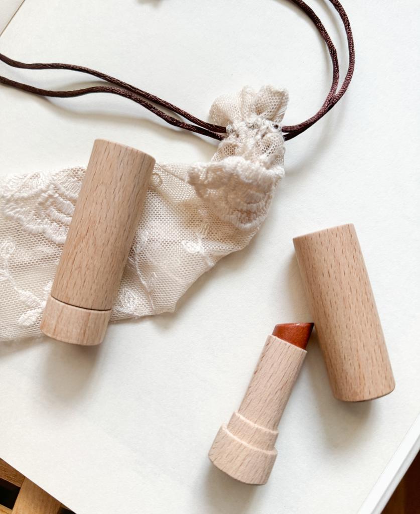 Помада игрушечная — деревянная косметика