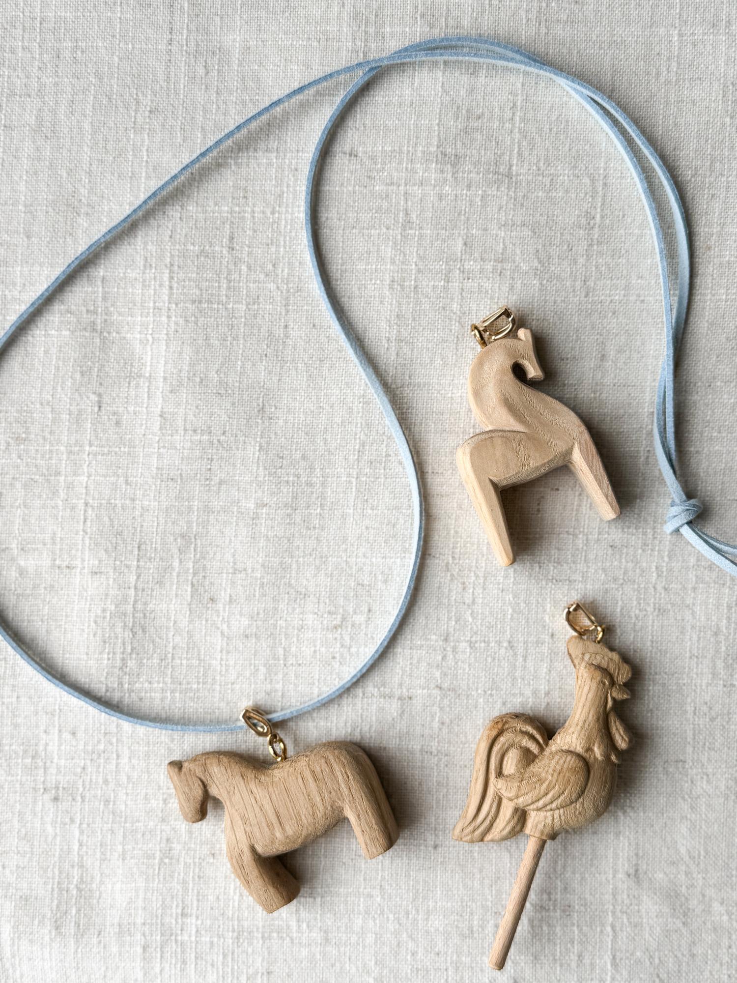 Подвеска — чокер петушок на палочке на замшевом ремешке