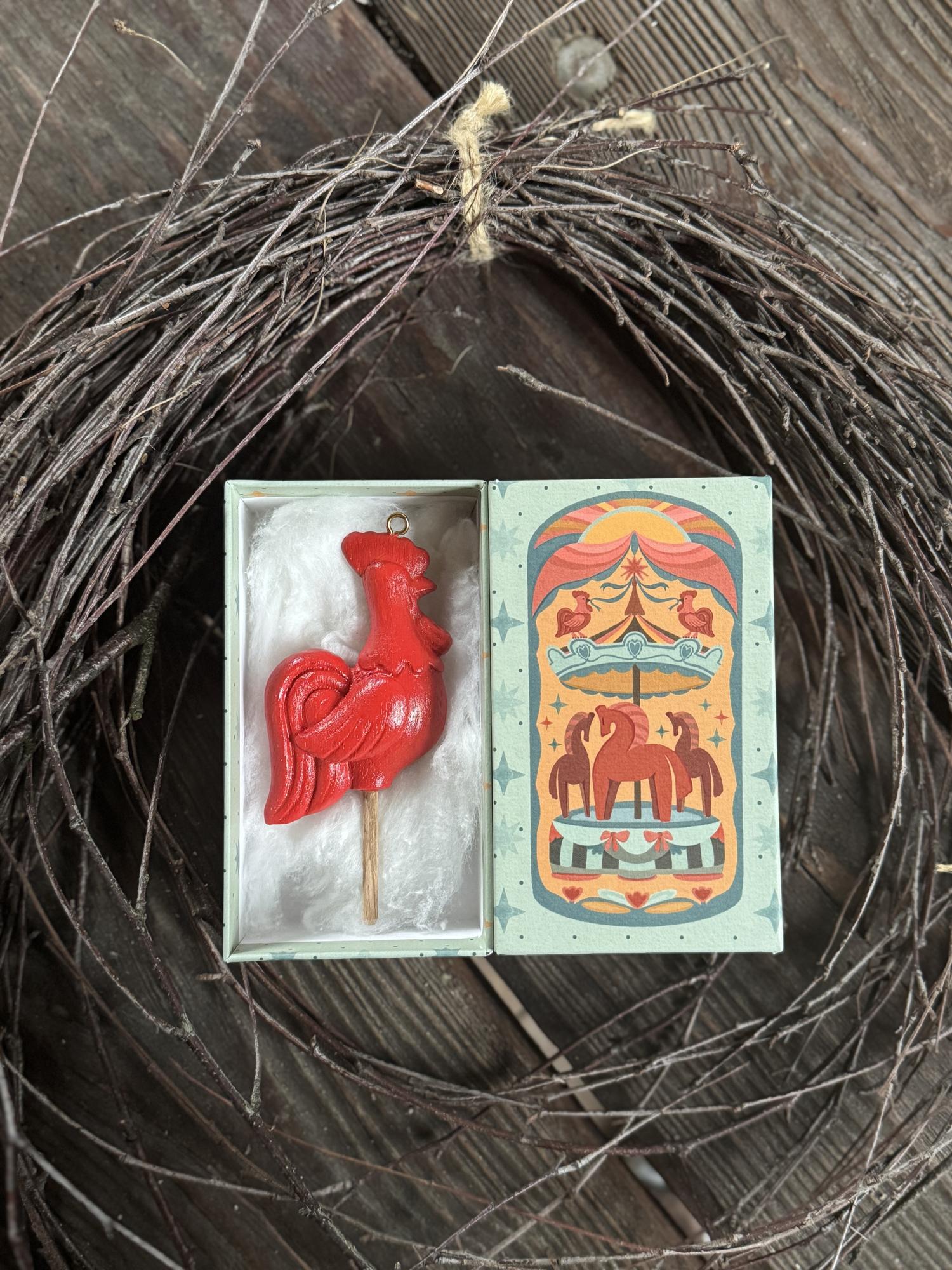 Деревянный петушок на палочке в коробочке — шкатулке