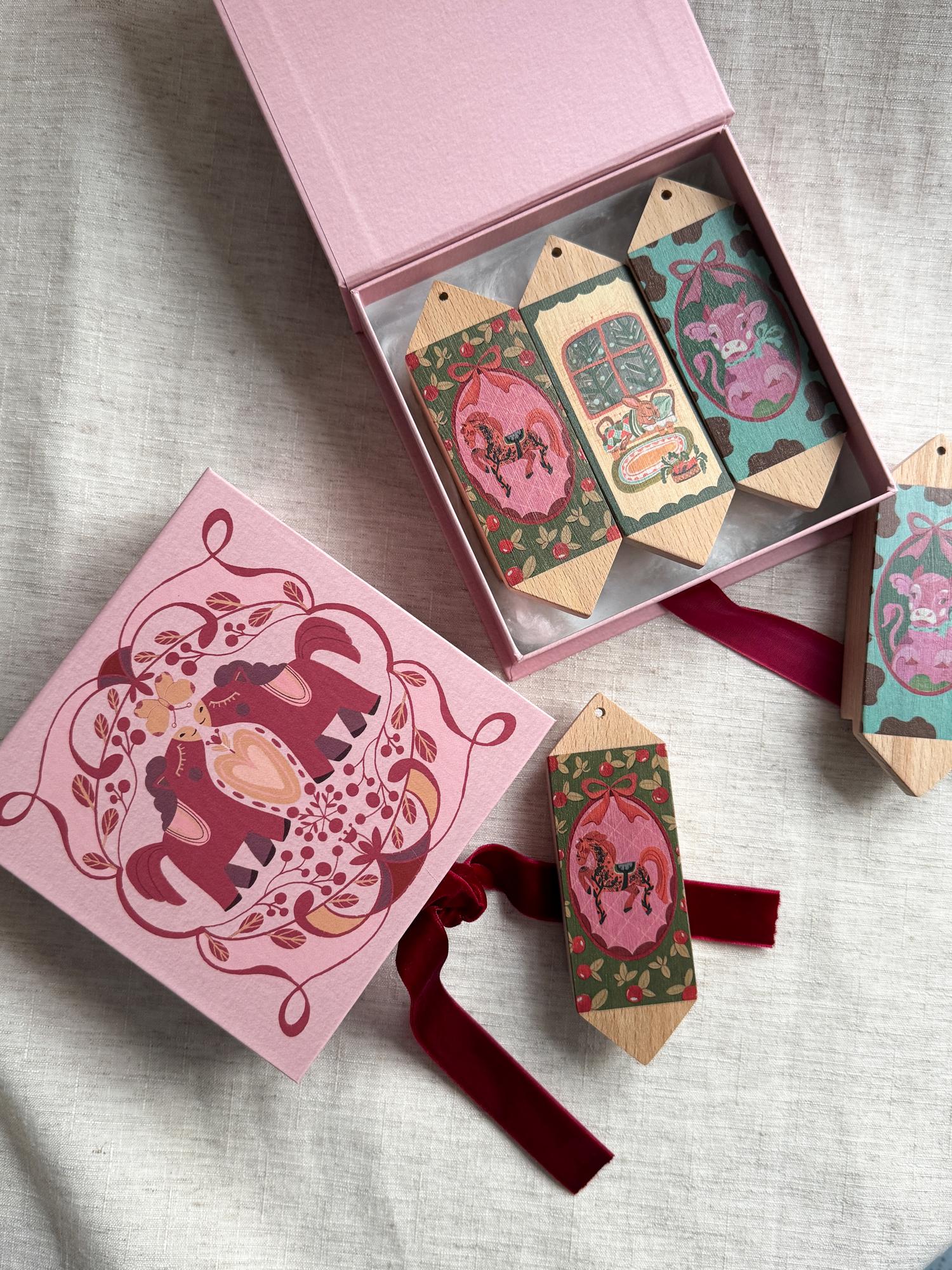 Деревянные конфеты — елочные игрушки в коробочке шкатулке