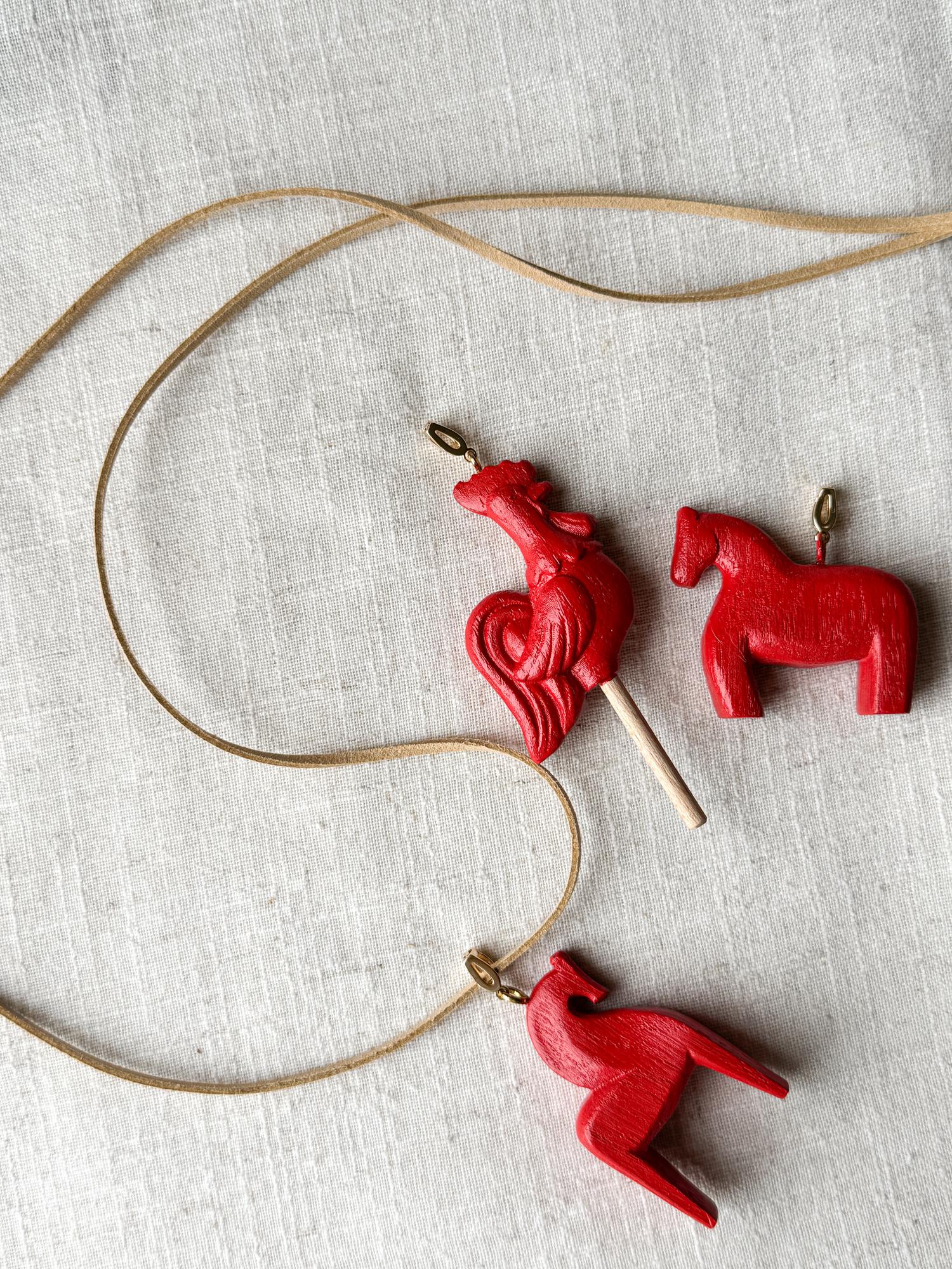 Подвеска — чокер лошадка на замшевом ремешке