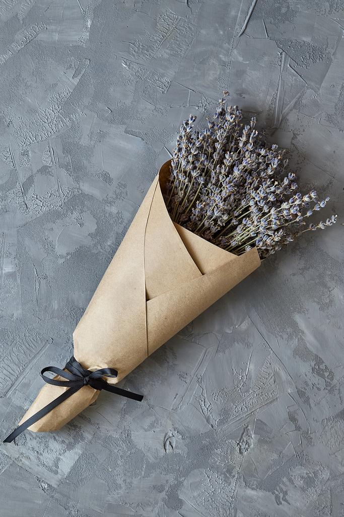 Букет из лаванды в крафте