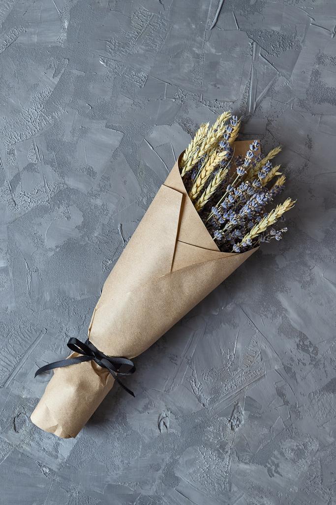 Букет из лаванды и пшеницы в крафте