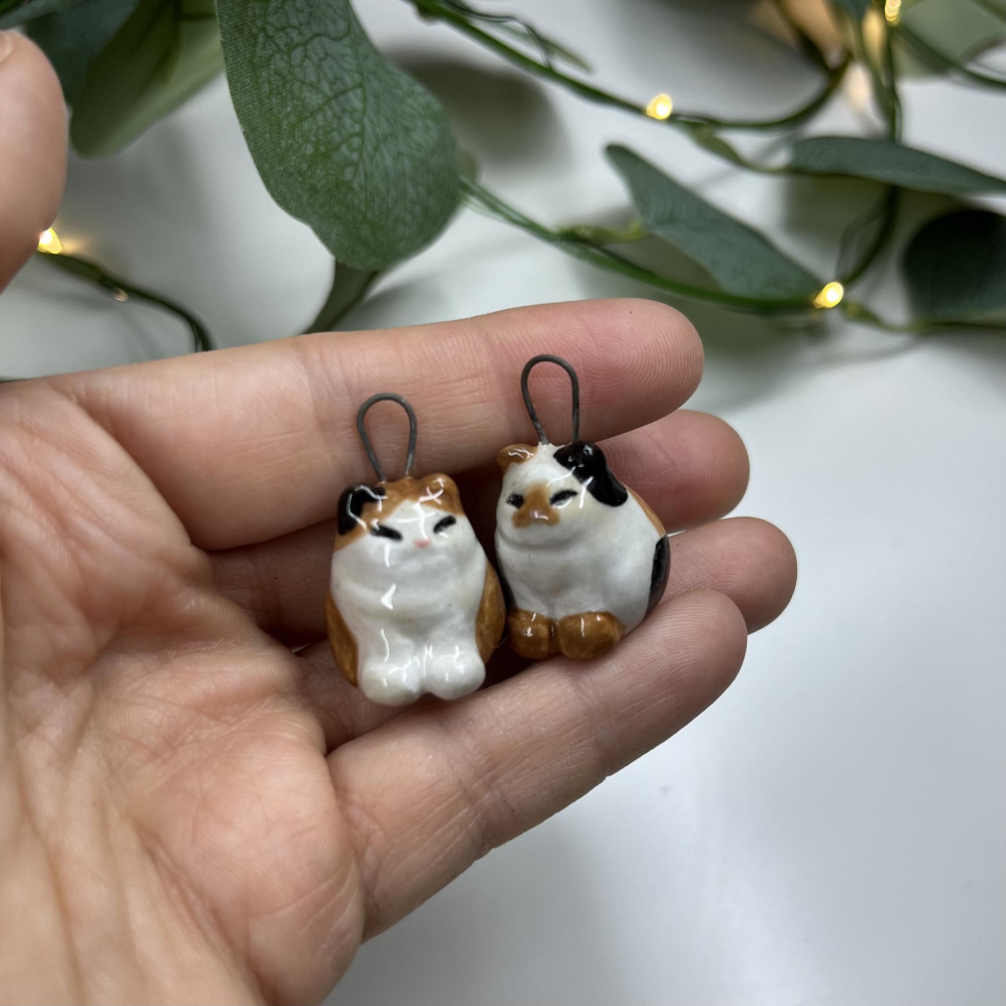 Кулончик объёмный трёхцветный котик-пухляш