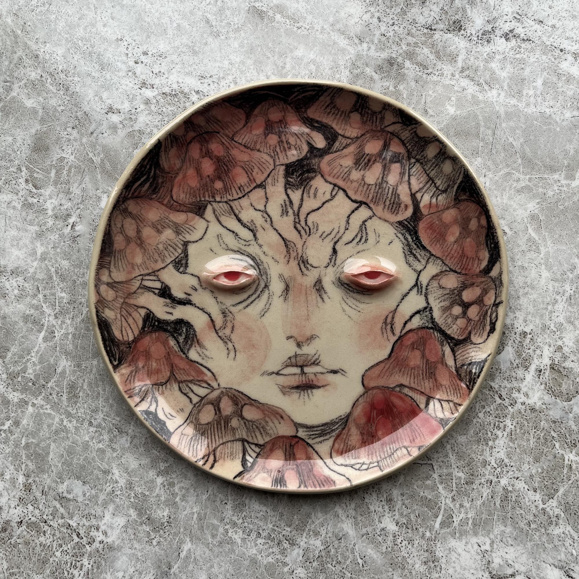 Тарелка с лицом грибной феи