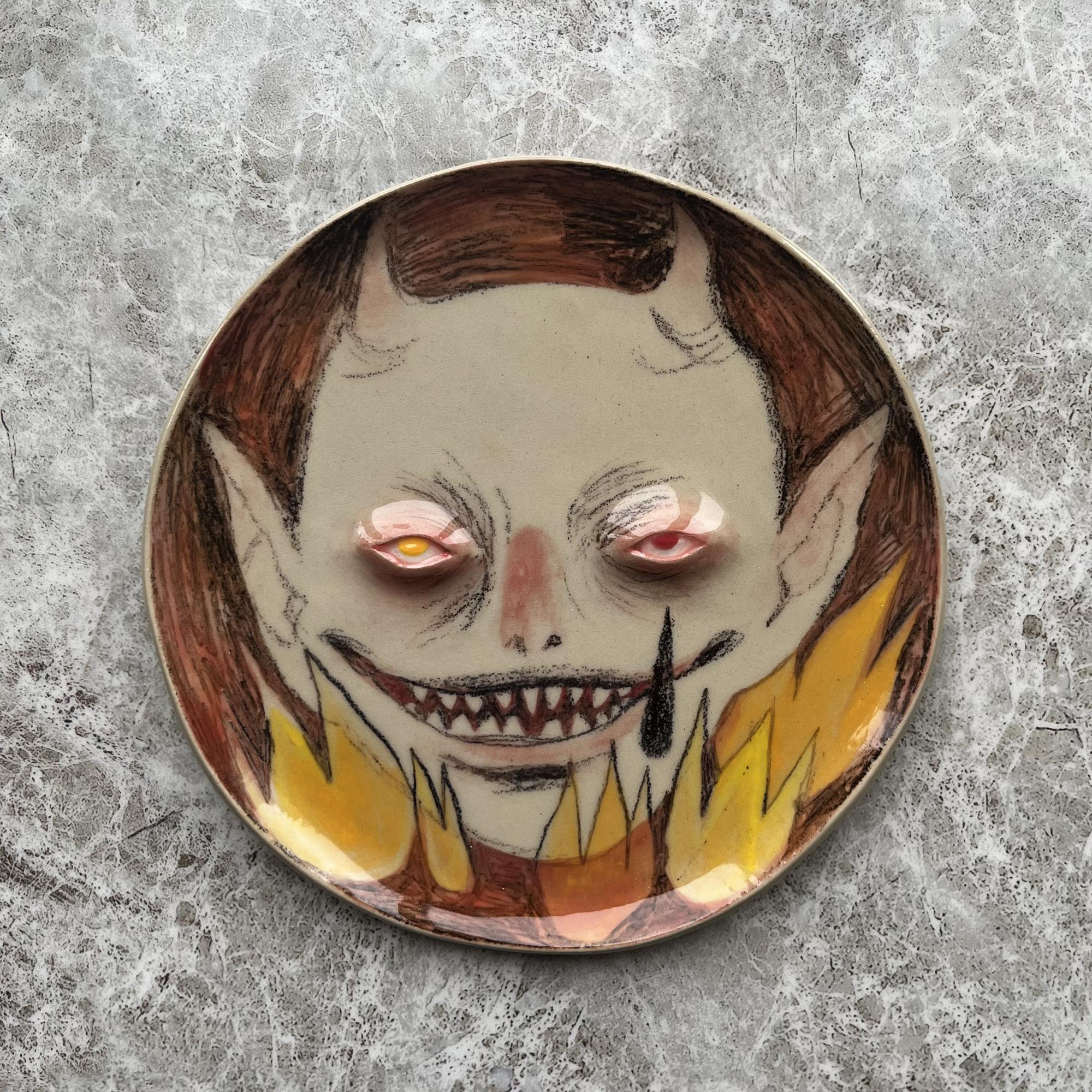 Тарелка с лицом чертилы