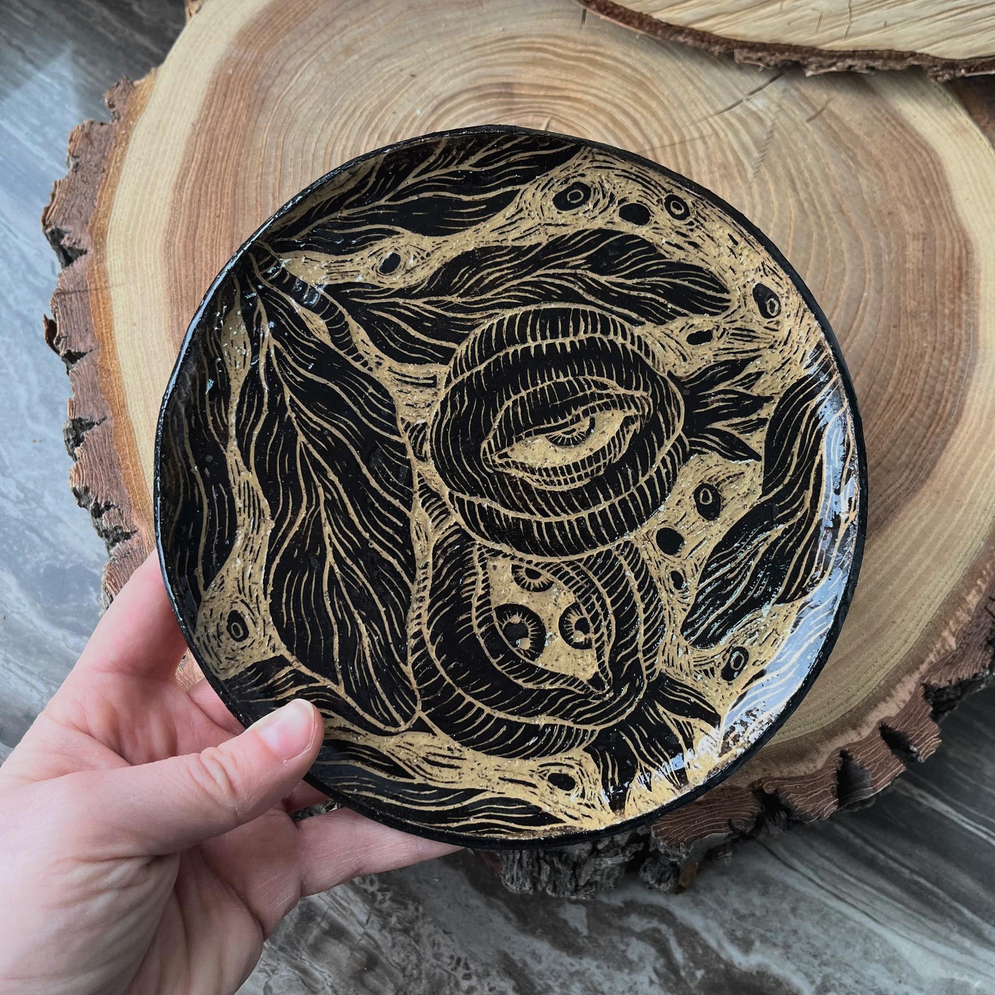 Декоративная тарелка в технике сграффито