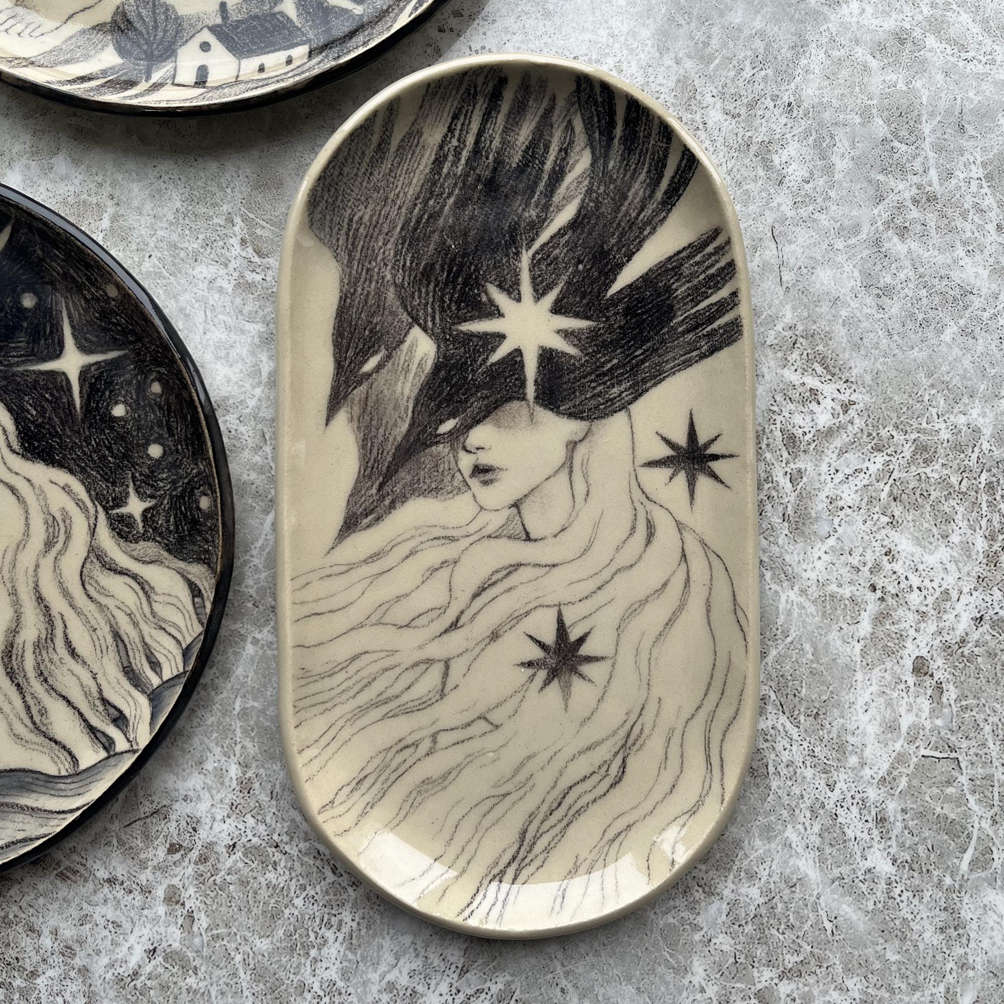 Тарелка с карандашной росписью