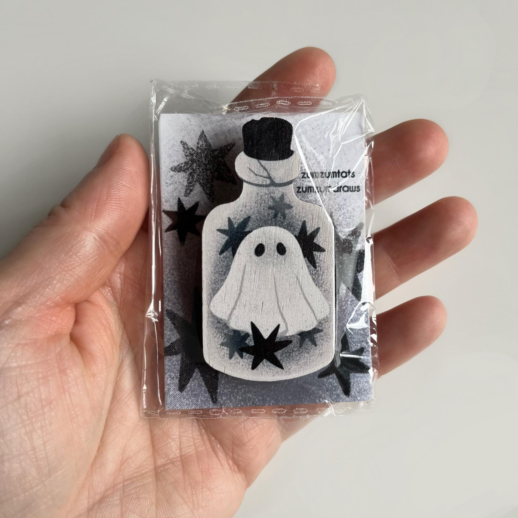 Деревянная брошь с призраком в банке