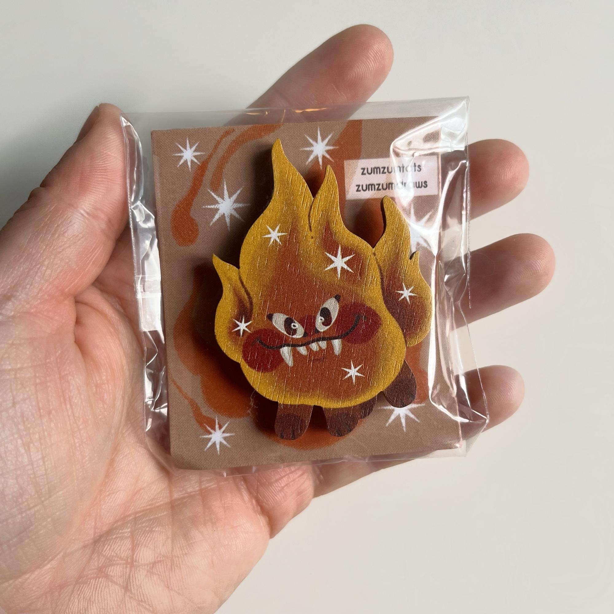 Деревянная брошь в виде огненного спрайта