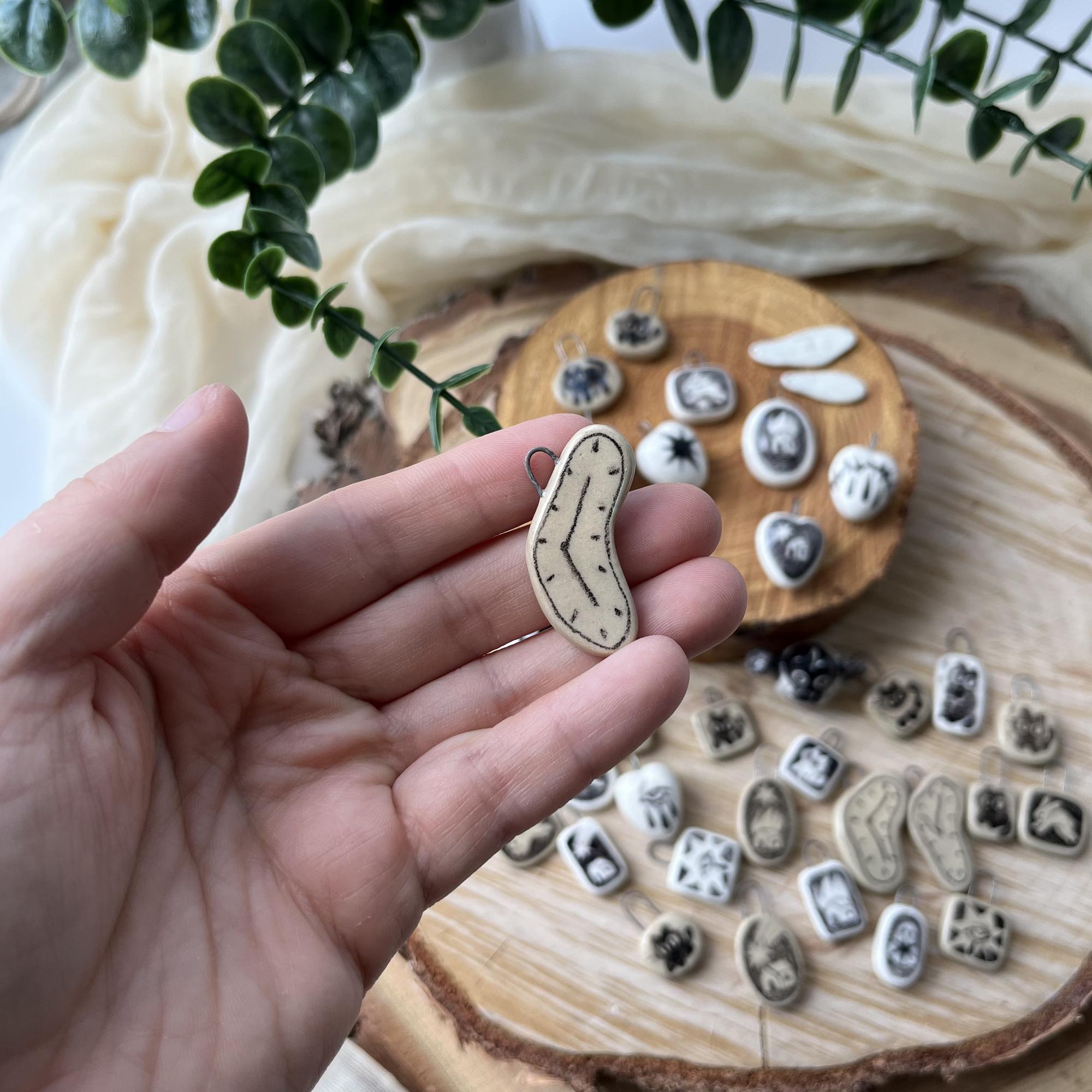 Кулончик по мотивам Дали