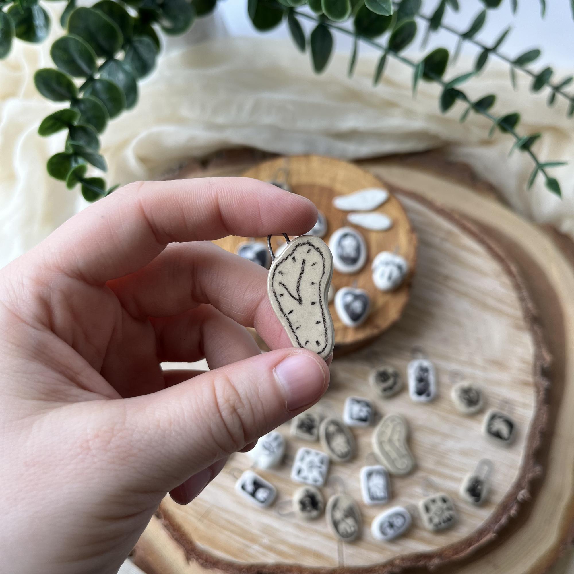 Кулончик по мотивам Дали