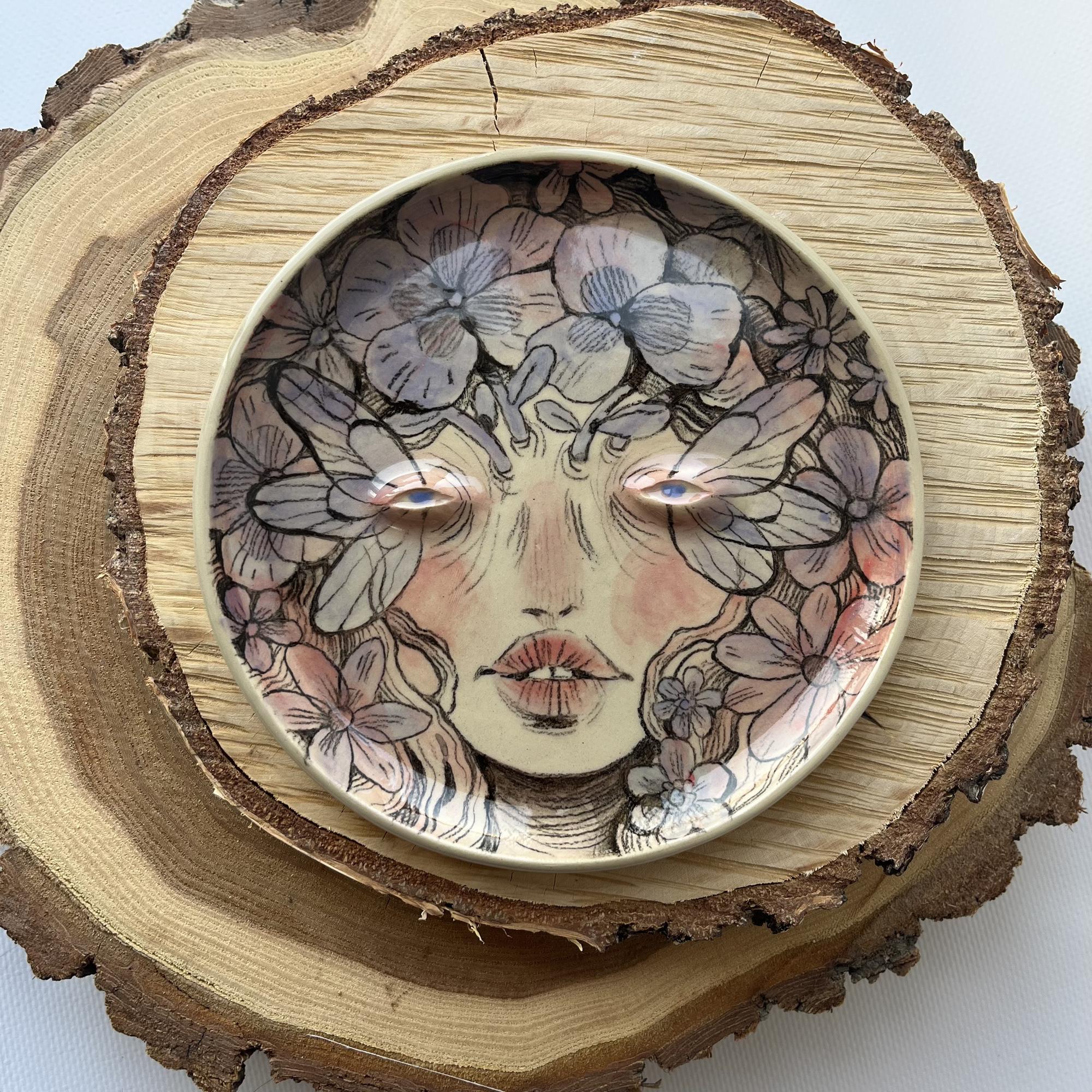 Тарелка с глазами и росписью