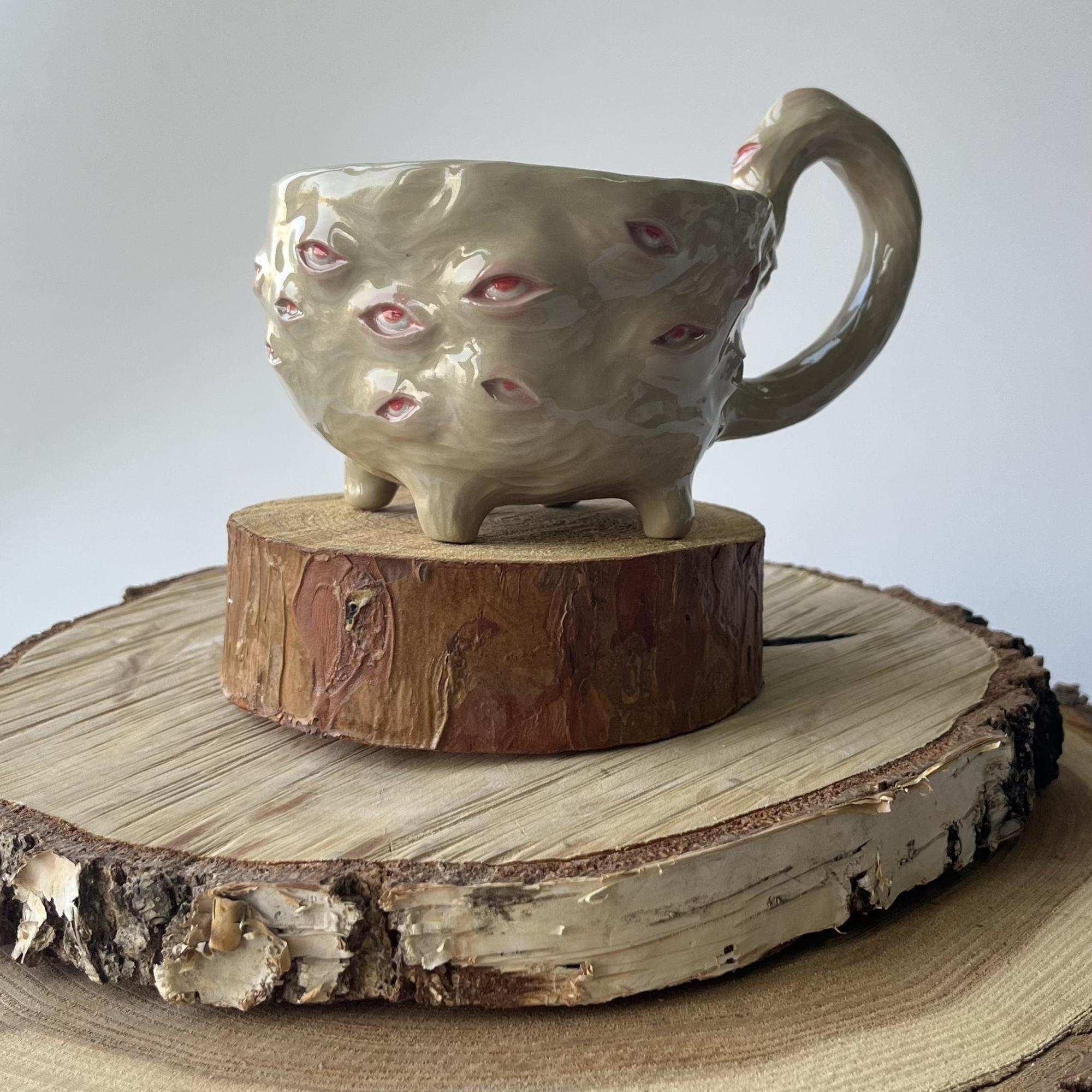 Многоглазая кружка на ножках