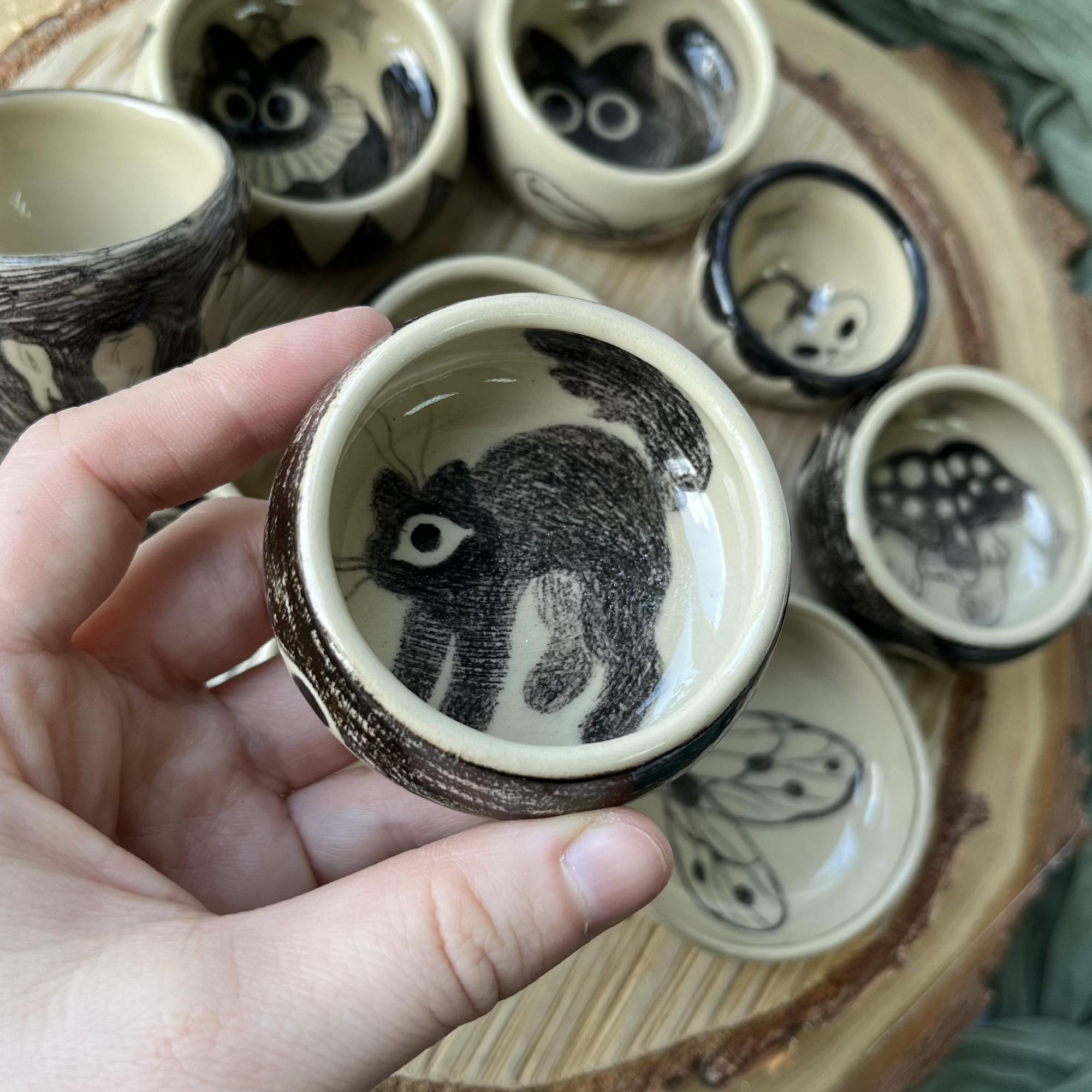 Пиала с карандашным рисунком котика-циклопика