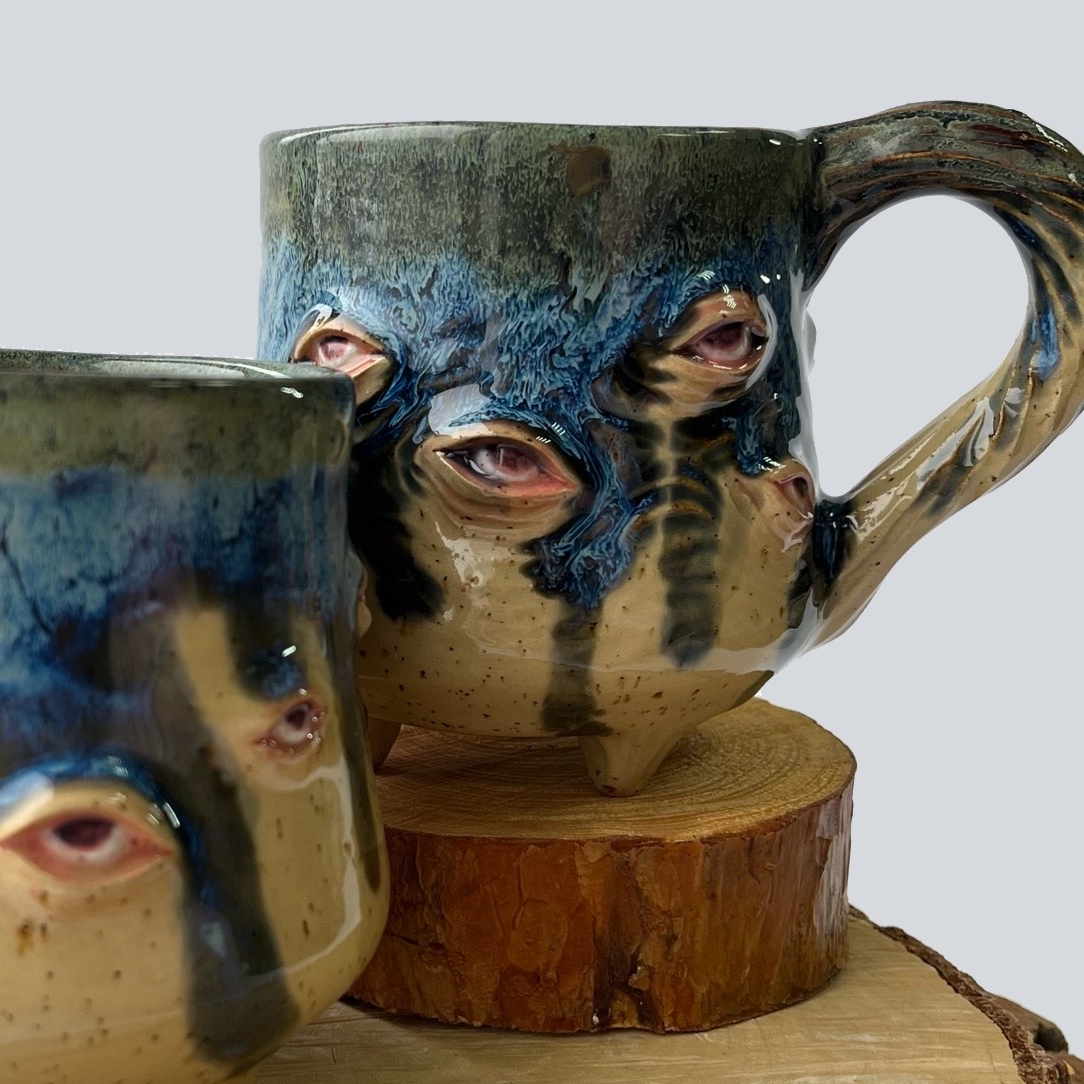 Кружка с глазами и узорами на ножках