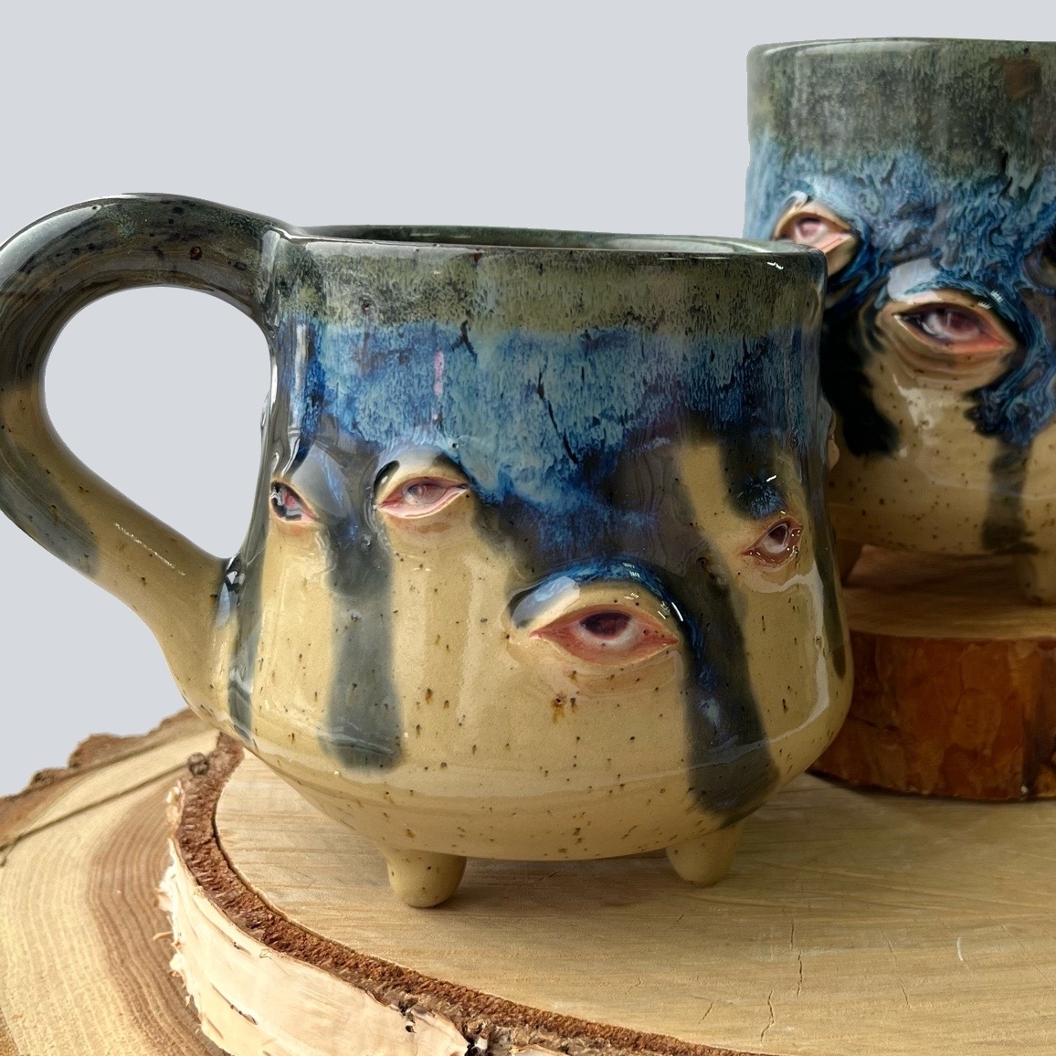 Кружка с глазами на ножках