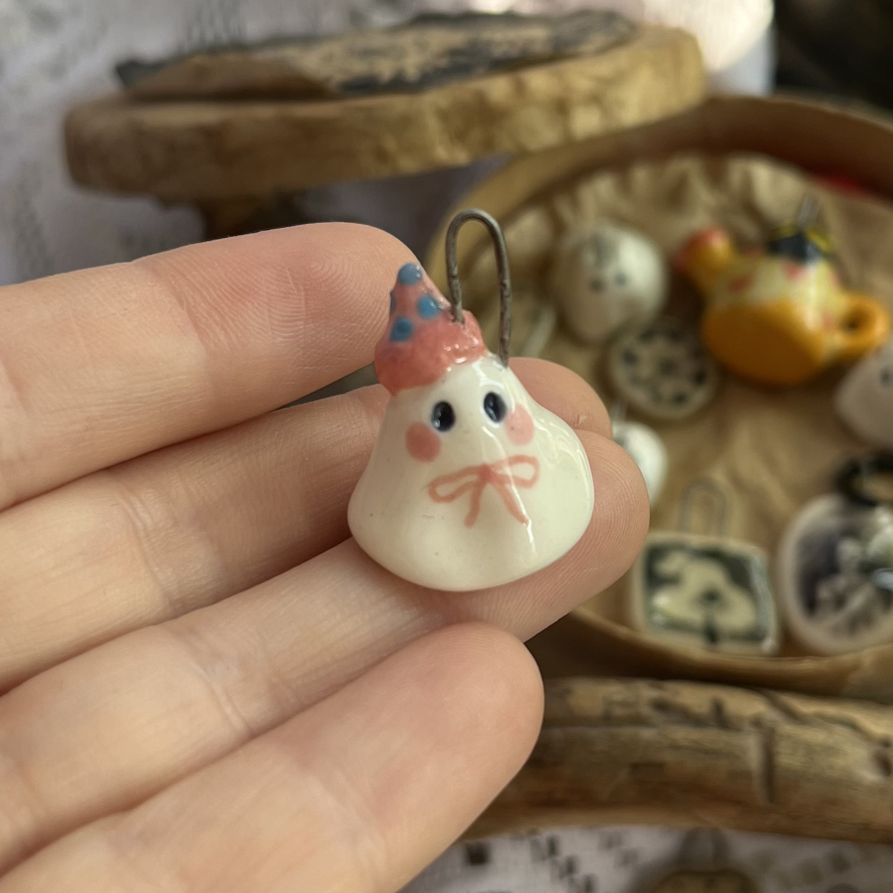 Кулончик привидение в колпачке