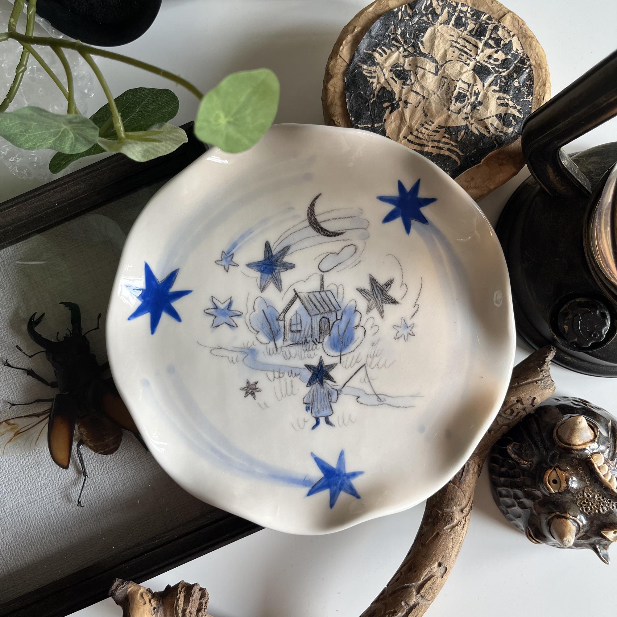 Тарелка с волнистыми краями и подглазурной росписью