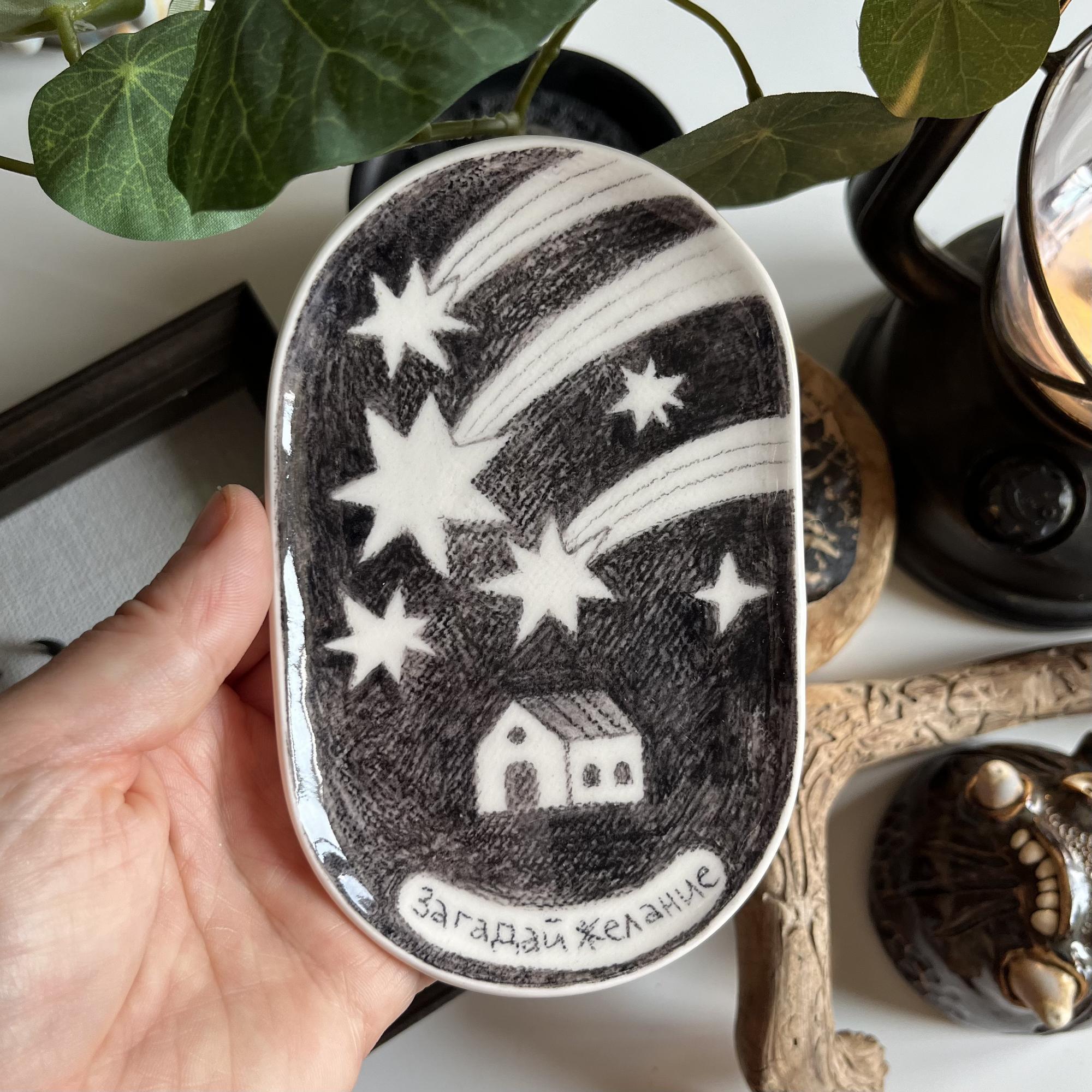 Овальное блюдце с карандашной росписью