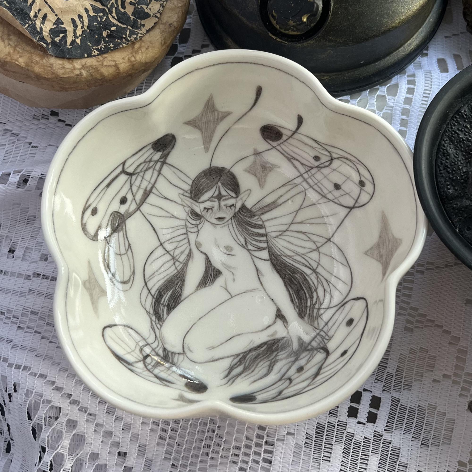 Глубокая тарелка в форме цветка с феечкой ✶