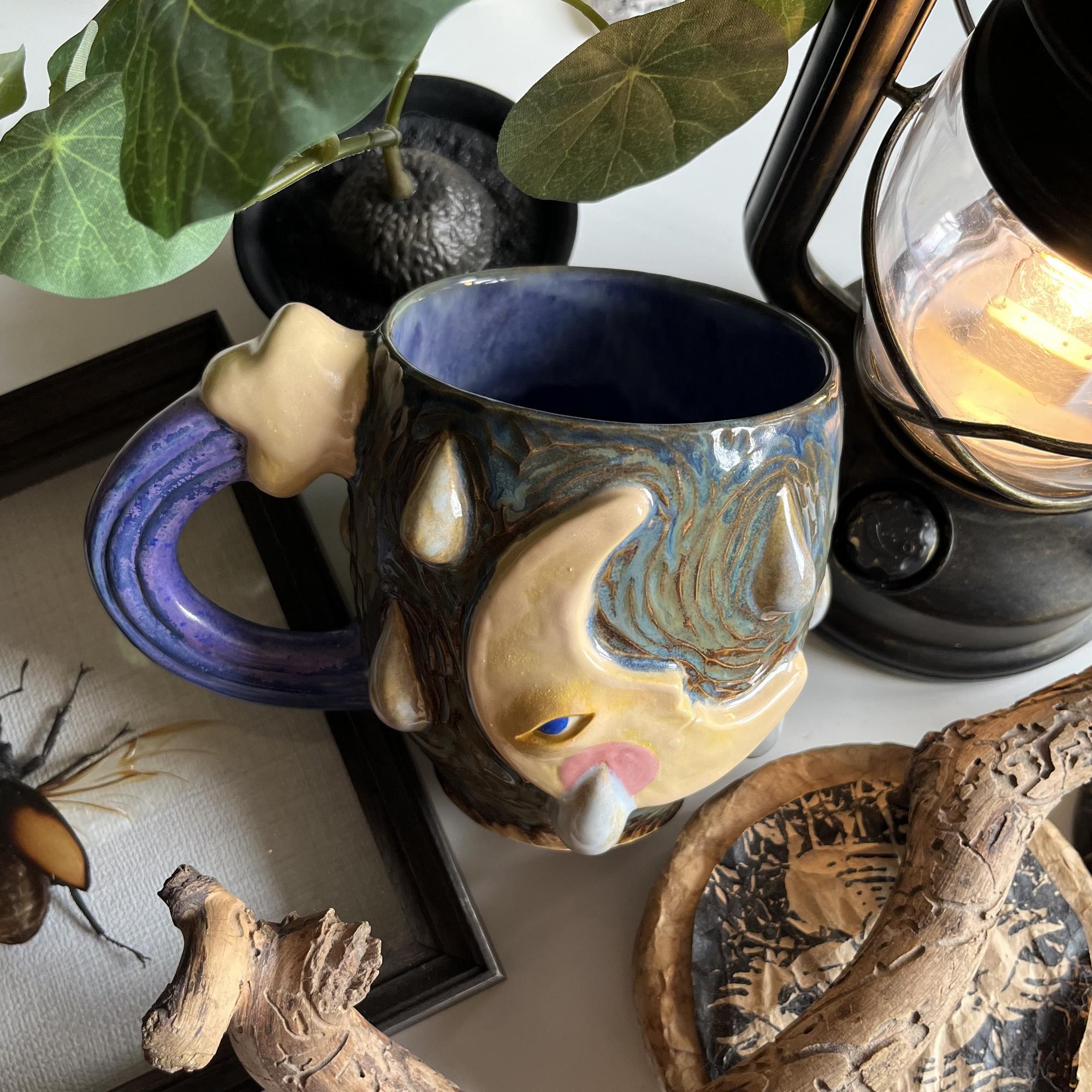 Тактильная кружка с объёмными месяцами и ручкой в форме кометы