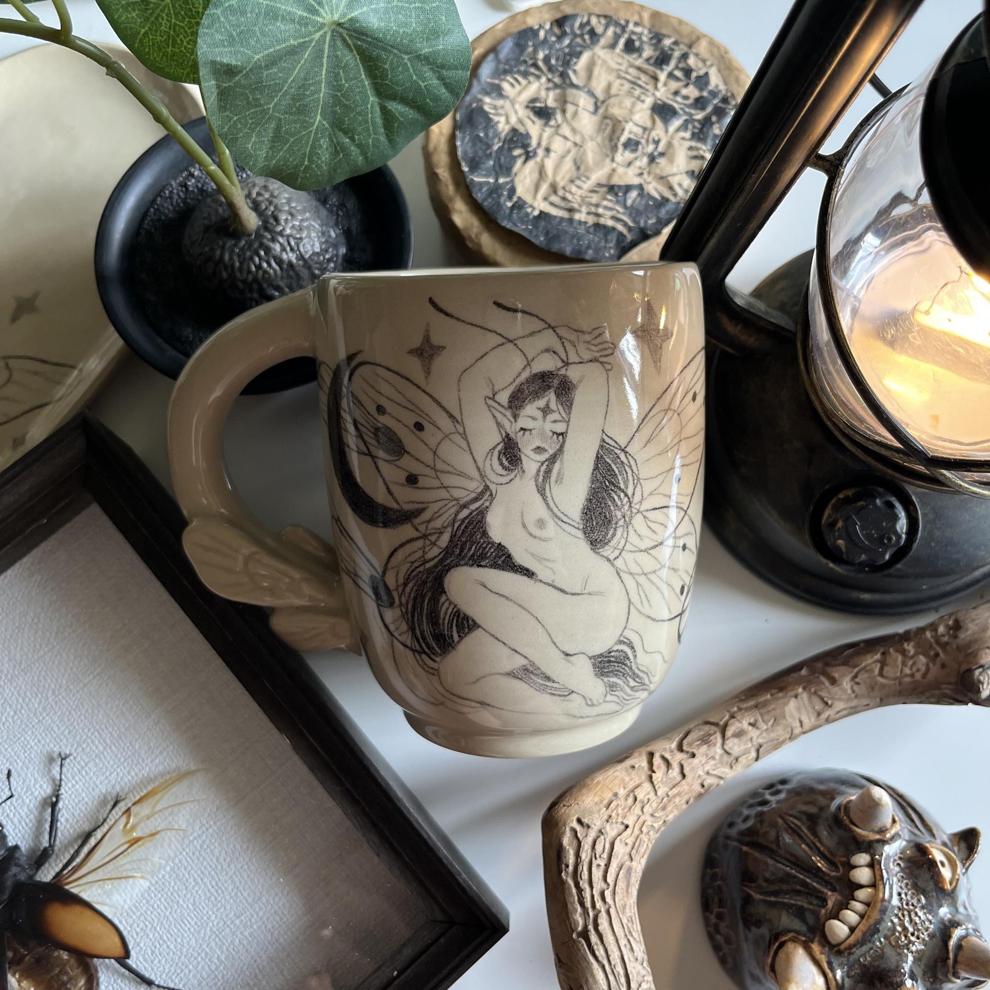 Кружка с крылышками феи на ручке и карандашными рисункаими