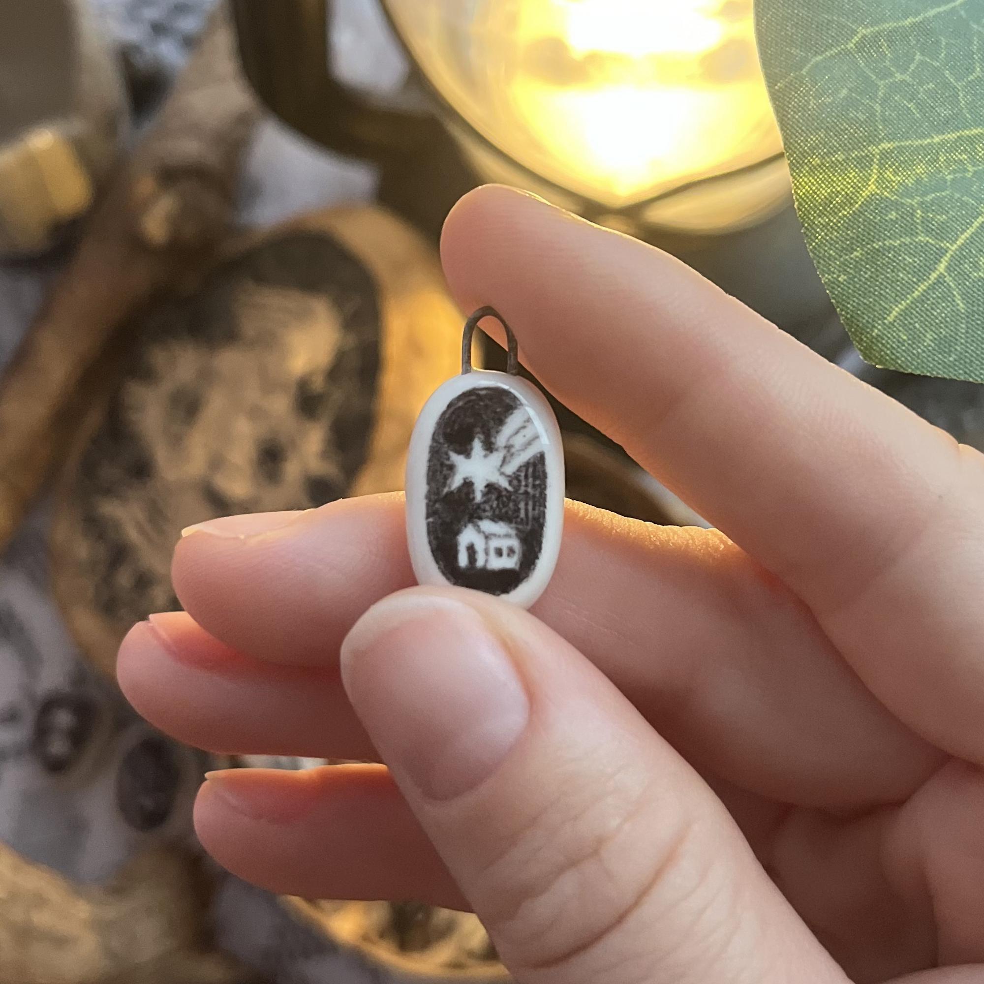 Кулончик/моносерьга домик с кометой ✶