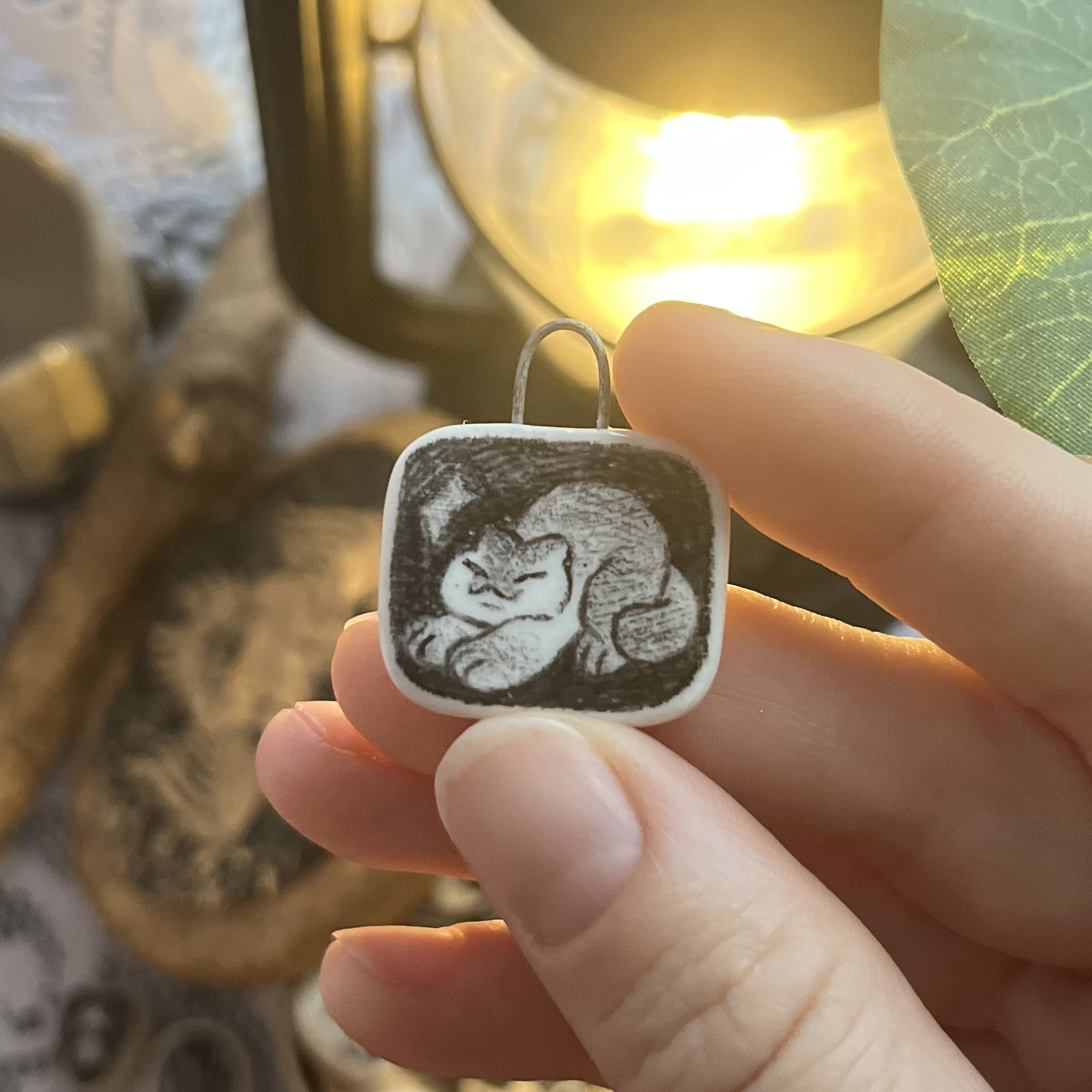 Кулончик котик тянется ✶