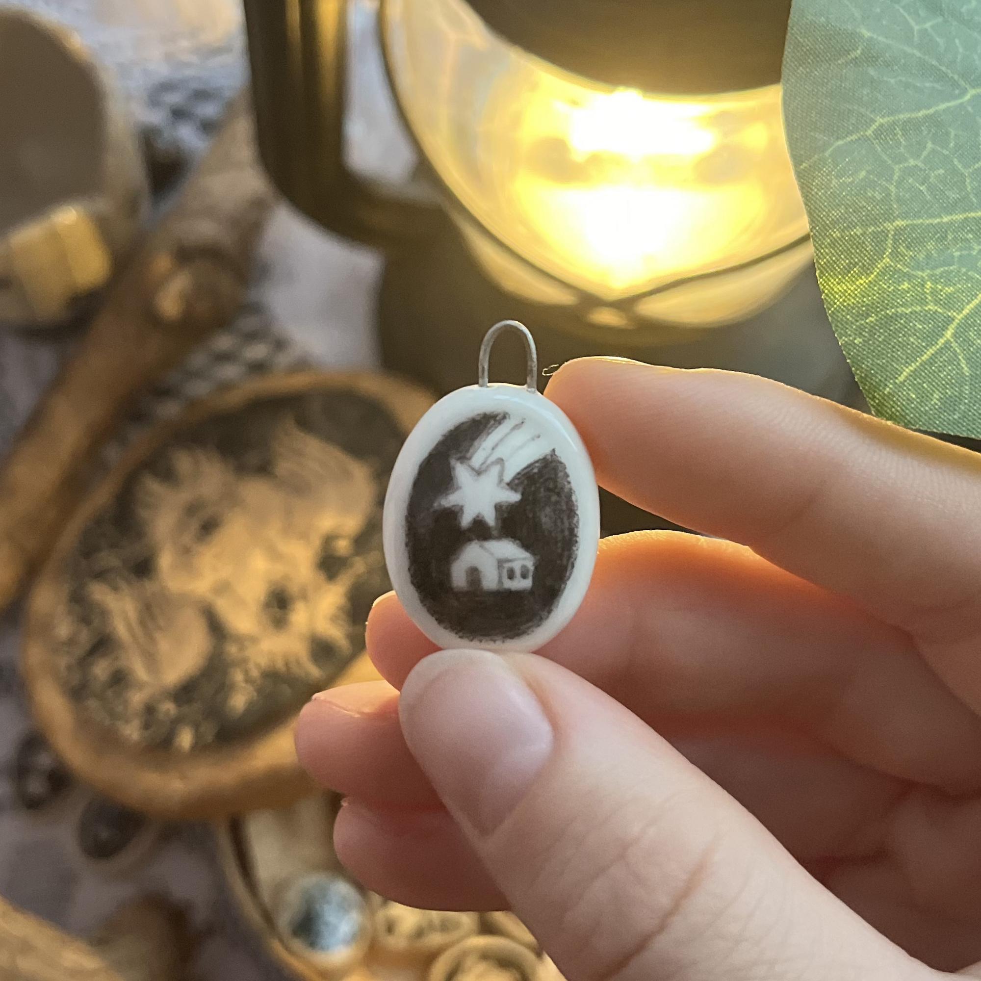 Кулончик домик с кометой ✶