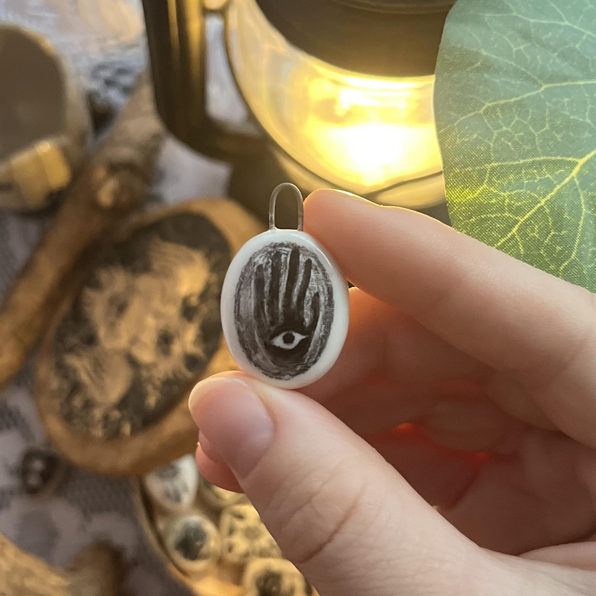 Кулончик рука с глазом