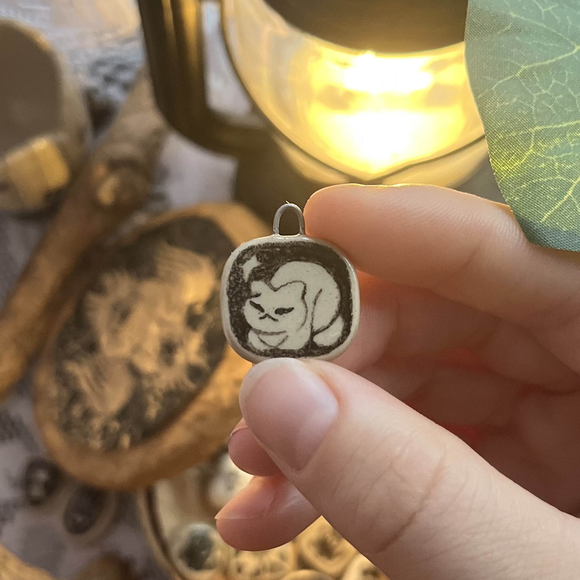 Кулончик/моносерьга котик батонится