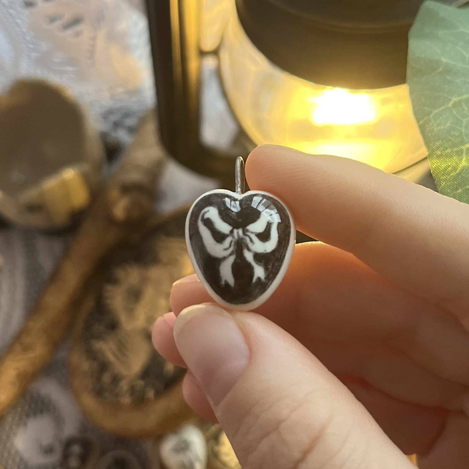 Кулончик/моносерьга сердце с бантиком на тёмном фоне