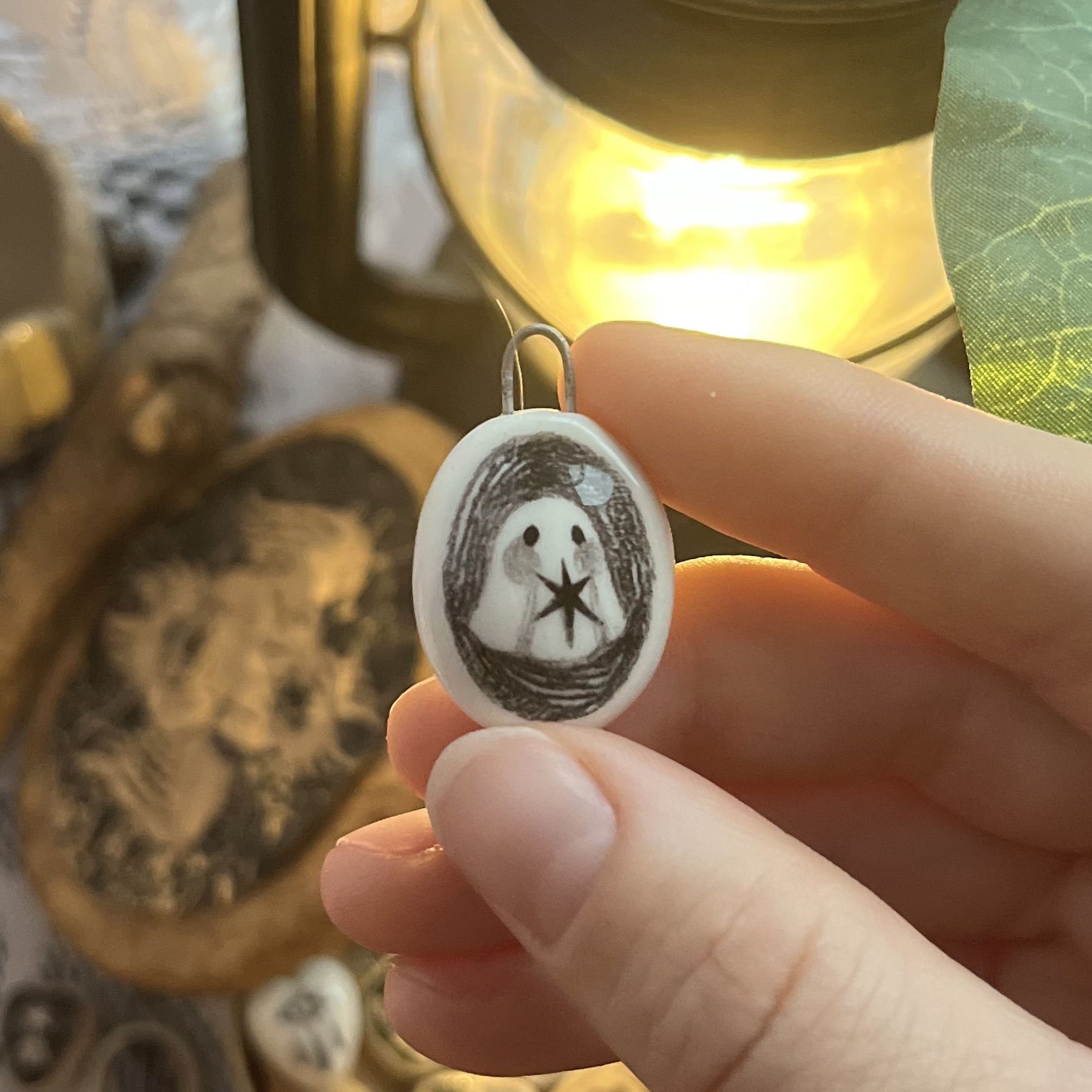 Кулончик призрачек со звездой ✶