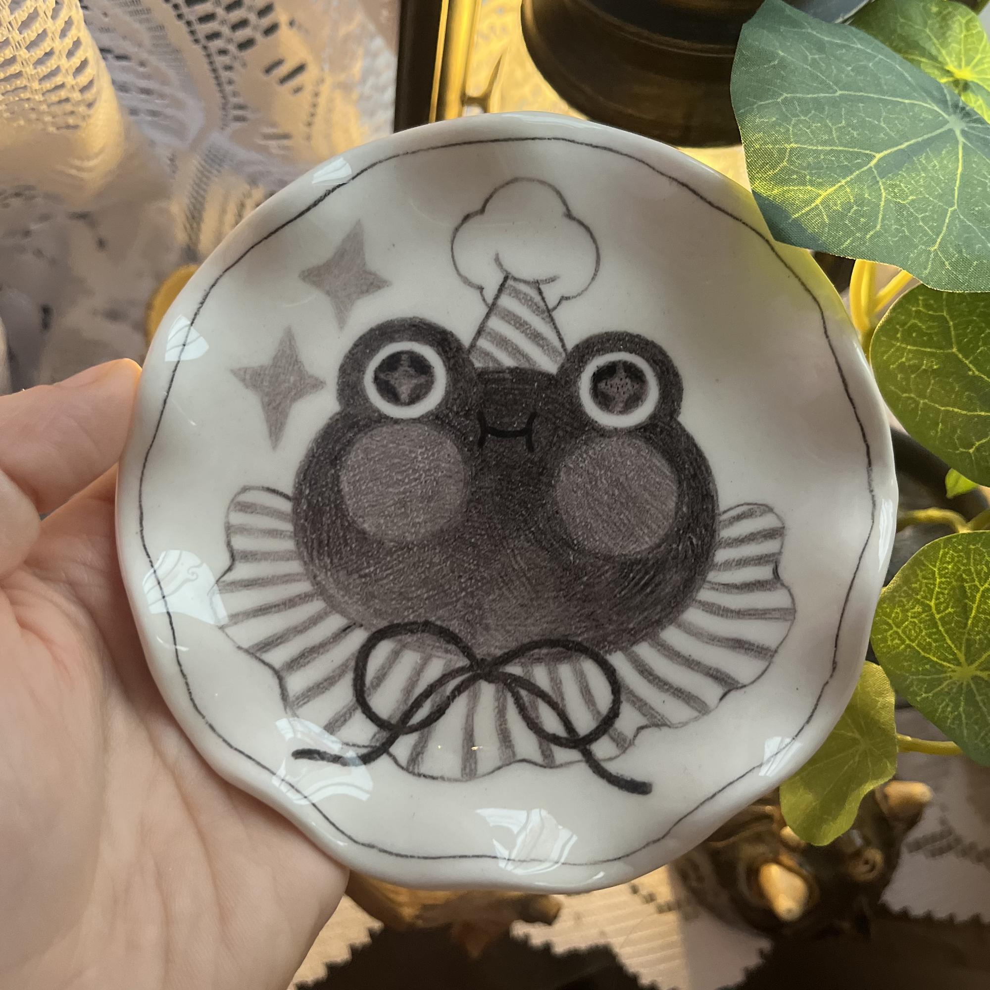 Тарелочка с лягушонком-клоуном